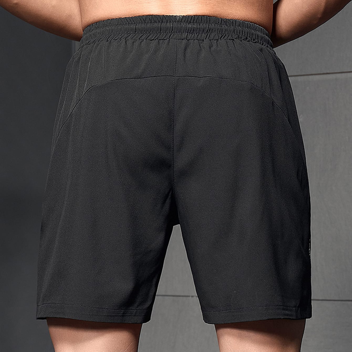Popular men's sports shorts with letter patterns and zipper pockets, made of polyester and cotton, suitable for fitness and jogging, as well as for casual wear in summer. Customized with printed designs